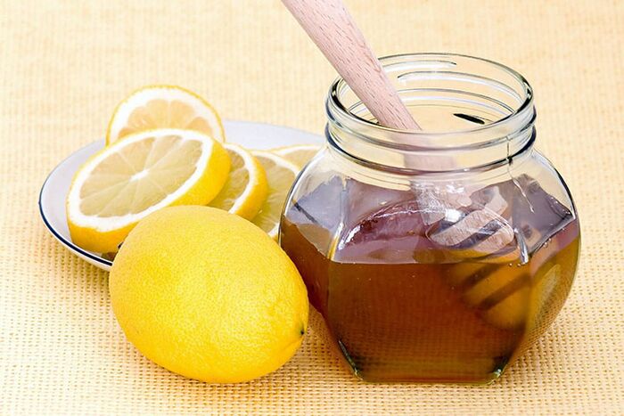 Το λεμόνι και το μέλι είναι συστατικά για μια μάσκα που φωτίζει και συσφίγγει τέλεια το δέρμα του προσώπου